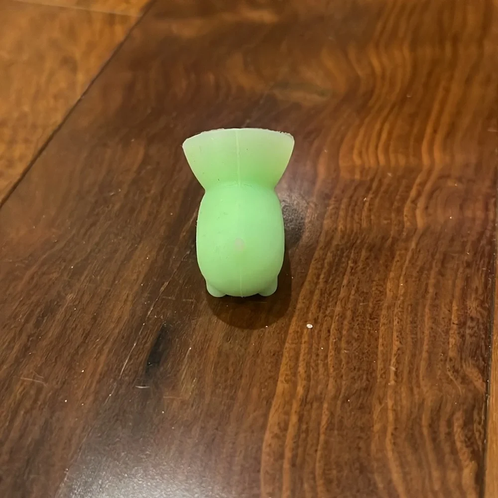 Piggy suction cup phone prop stand